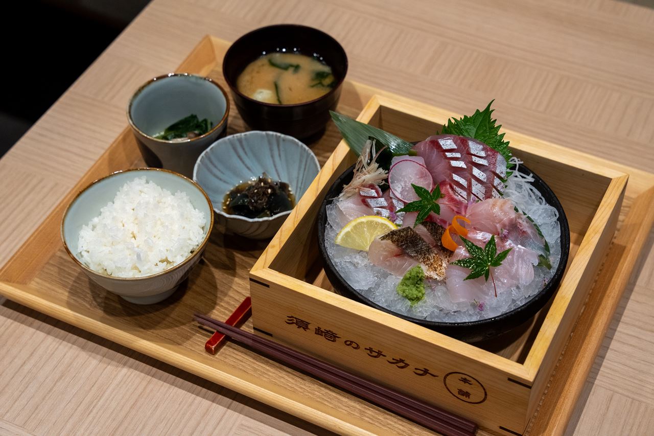 須崎のサカナ本舗│藁焼きの香ばしさがたまらん！“今が旨い”を味わえる
